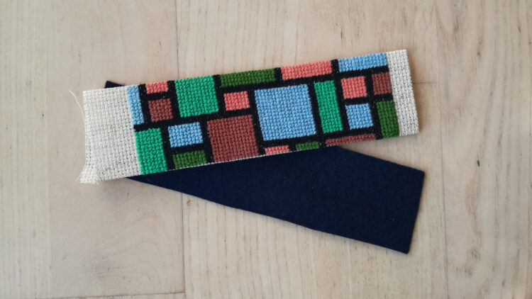 Finishing a cross stitch bookmark with felt - TUTORIAL 